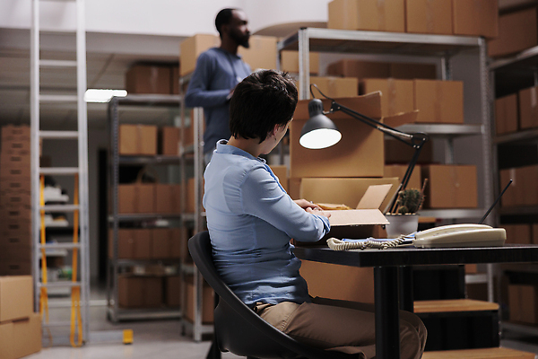 포토 JPG 해외이미지 백인 남자 흑인 의자 노동자 실내 앉기 상반신 성인 두명 옆모습 상자 작업 물류창고 성인남자만 해외202309 해외포토 서양인 직업 뷰포인트 가구 모션 사람 내부 창고 남자만 성인만 파일형식