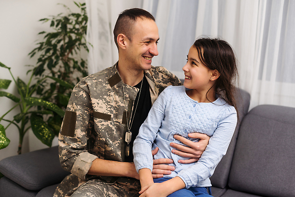 포토 JPG 해외이미지 식물 여자 남자 행복 어린이 허리손 유니폼 패턴 가족 포옹 함께함 앉기 상반신 성인 두명 앞모습 소파 마주보기 군인 커튼 군번줄 해외202309 해외포토 직업 옷 감정 뷰포인트 포즈 컨셉 무늬 의자 관계 안기 모션 사람 군용 국군 파일형식