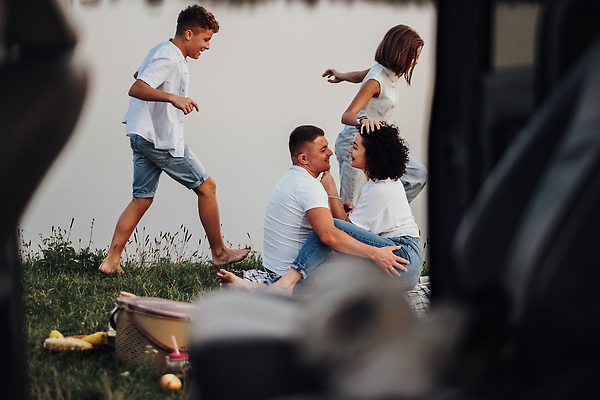 포토 JPG 해외이미지 백인 여자 남자 딸 행복 아들 호수 어린이 중년 여행 가족 자동차 엄마 함께함 소년 여러명 야외 물 강 부모 소풍 아빠 주말 해외202309 해외포토 자연요소 서양인 감정 육상교통 다수 컨셉 관계 사람 성인 야외활동 파일형식