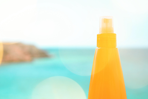포토 JPG 해외이미지 바다 사람없음 야외 햇빛 노란색 선탠 오일 공병 썬텐오일 해외202309 해외포토 음식 컬러 태양 화장품 병_담는 파일형식