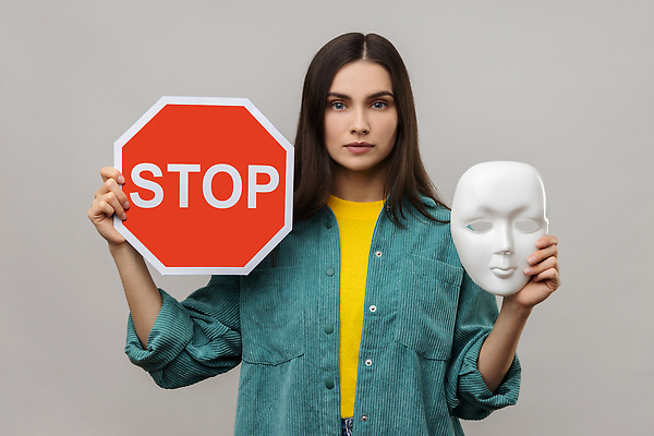 포토 JPG 해외이미지 여자 경고 가면 한명 들기 상반신 성인 앞모습 회색 표지판 정지 거절 성인여자한명만 해외202309 해외포토 1 뷰포인트 컬러 컨셉 모션 알림판 사람 여자한명만 성인여자만 파일형식