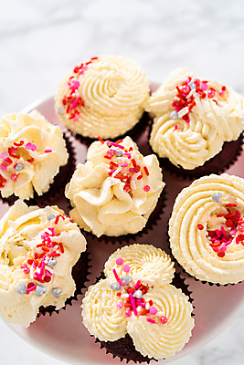 포토 JPG 해외이미지 사람없음 장식 하이앵글 달콤 컵케이크 휘핑크림 스프링클 해외202309 해외포토 뷰포인트 케이크 맛 크림 휘핑 파일형식