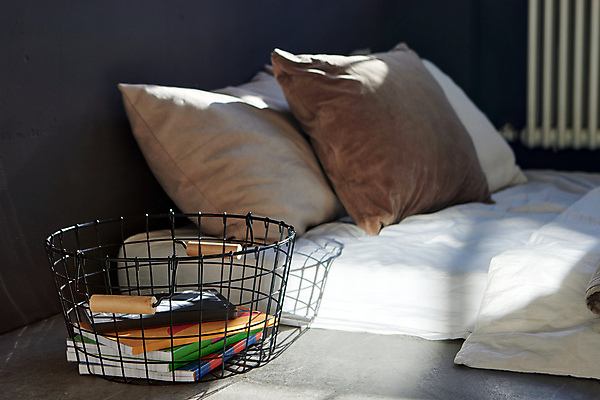 포토 JPG 해외이미지 주간 쿠션 베개 아침 바닥 아파트 주택 실내 그림자 사람없음 내부 책 가로 컬러풀 햇빛 바구니 공책 여러개 침실 이불 방 침대 직물 재산 플랫 소프트포커스 담요 천 교과서 심플 문학 부드러움 매트리스 안락 해외202309 해외포토 자연요소 컬러 가구 다수 컨셉 침구 문구용품 교재 촬영기법 건물 금융 태양 감각 파일형식