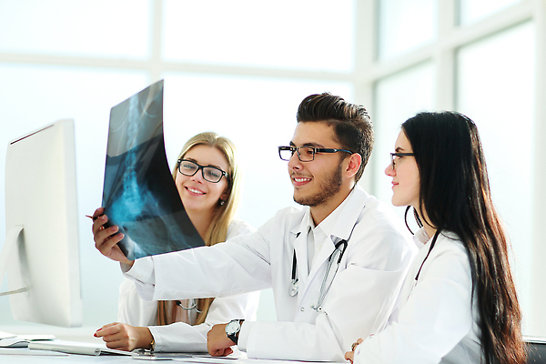 포토 JPG 해외이미지 백인 여자 남자 행복 유니폼 통신 청진기 탁자 회의 노동자 직장 엑스레이 실내 건강 병원 사람 앉기 성인 세명 컴퓨터 사무실 약 방 간호사 의사 업무 중앙 질병 동료 직원 외과 돌봄 해외202309 해외포토 서양인 직업 옷 감정 가구 회사 비즈니스 의학 관계 의료기기 모션 내부 전자제품 의료진 작업 파일형식