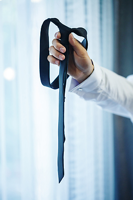 포토 JPG 해외이미지 손 신랑 결혼 셔츠 결혼식 넥타이 들기 신체부위 축하 준비 해외202309 해외포토 잡화 컨셉 상의 모션 사람 이벤트 파일형식