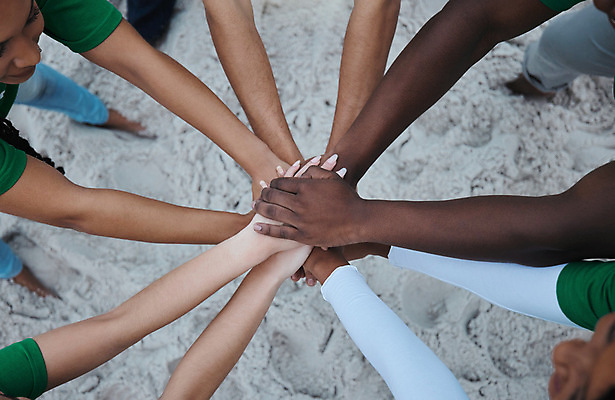 포토 JPG 해외이미지 손 행복 바다 함께함 신체부위 모래사장 자연보호 그린캠페인 쓰레기 청소 손모으기 해외202309 해외포토 감정 캠페인 컨셉 자연 사람 손짓 보호 파일형식