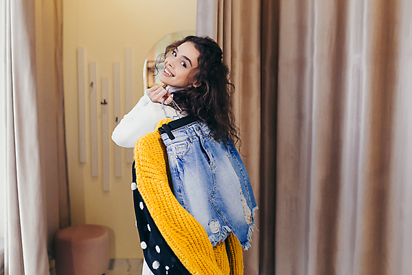 포토 JPG 해외이미지 여자 실내 한명 들기 상반신 성인 옆모습 쇼핑 즐거움 옷가게 피팅 피팅룸 성인여자한명만 해외202310 해외포토 1 옷 감정 뷰포인트 모션 사람 내부 상점 여자한명만 성인여자만 파일형식