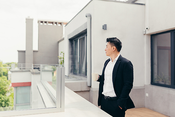 포토 JPG 해외이미지 남자 난간 한명 서기 들기 동양인 정장 상반신 성인 옆모습 머그컵 발코니 비즈니스맨 출장 주머니손 성인남자한명만 해외202309 해외포토 1 옷 뷰포인트 비즈니스 모션 사람 인종 컵 직장인 남자한명만 성인남자만 파일형식