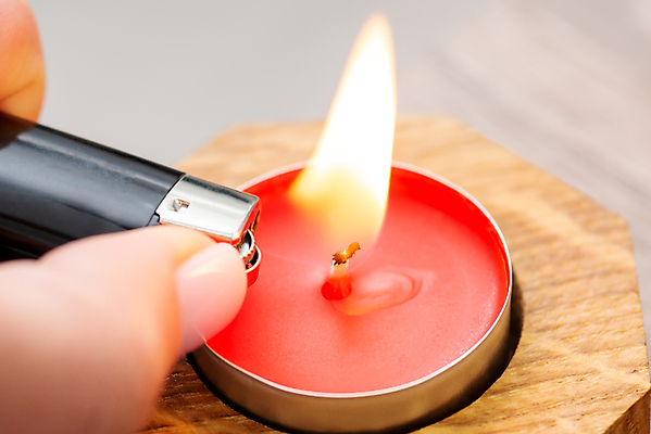 포토 JPG 해외이미지 손 디자인 컬러 백그라운드 촛불 탁자 불 불꽃 휴식 주택 사람없음 목재 장식 빨간색 빛 뷰티 스파 낭만 축하 분위기 닫기 작음 묘사 촛대 향기 아로마 아로마테라피 라이터 테라피 왁스 화상 해외202309 해외포토 자연요소 나무 가구 컨셉 재료 초 모션 건물 신체부위 상처 크기 냄새 파일형식