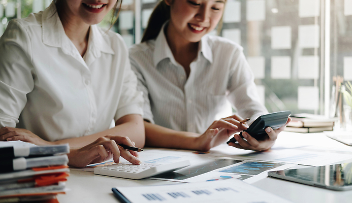 포토 JPG 해외이미지 백그라운드 컨셉 상의 비즈니스 통신 그래프 직장 사람 두명 금융 경제 계산기 정보 작업 절약 계획 주식 토론 분석 서비스 보고서 컨설턴트 문서 투자 상업 평가 회계 마케팅 방법 세금 수입 예산 프로젝트 비용 브레인스토밍 해외202309 해외포토 옷 회사 문구용품 장비 전문직 상담 파일형식