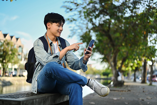 포토 JPG 해외이미지 전신 남자 길 태국 거리 한명 들기 앉기 동양인 성인 야외 옆모습 아웃포커스 스마트폰 가리킴 길찾기 네비게이션 태국여행 성인남자한명만 해외포토 1 아시아 뷰포인트 해외여행 모션 촬영기법 사람 인종 손짓 핸드폰 스마트기기 남자한명만 성인남자만 파일형식