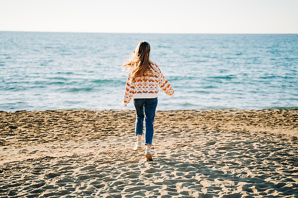 포토 JPG 해외이미지 라이프스타일 여자 모래 파도 바다 여행 겨울 자연 바람 휴가 휴식 스트레스 한명 사람 야외 물 여름 뷰티 유행 걷기 힘 일몰 자유 가을 고독 스웨터 휴양지 독립 무료 혼자 카피스페이스 해외202309 해외포토 자연요소 1 계절 감정 컨셉 상의 모션 날씨 생활 노을 공백 장소 생태계 파일형식