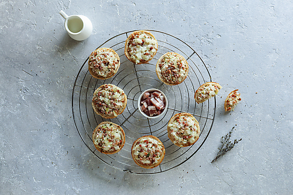 포토 JPG 해외이미지 전통 음식 컬러 백그라운드 재료 부분 양파 치즈 피자 요리 사람없음 금속 주방 식사 저녁식사 회색 원형 굽기 허브 크림 향신료 메뉴 준비 반죽 베이컨 레시피 토막 프랑스어 미니 백리향 오리지널 전문 콘크리트 핸드메이드 플랫레이 해외202309 해외포토 도형 식물 문자 채소 재질 유제품 패스트푸드 서양음식 돼지고기 플랫 구이 향미료 파일형식