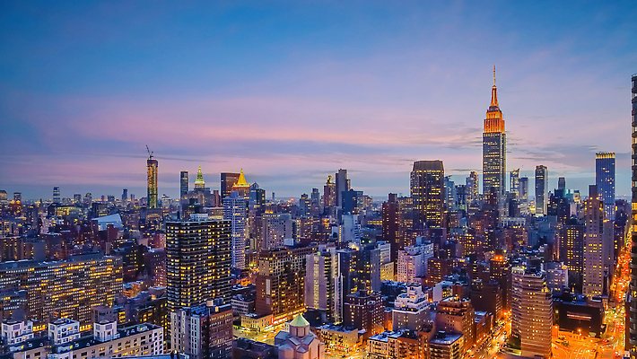 포토 JPG 해외이미지 여행 비즈니스 건축양식 거리 안테나 파노라마 풍경 사람없음 건물 도시풍경 사무실 고층빌딩 미국 황혼 일몰 새벽 도시 도심 정상 야간 뉴욕 장면 스카이라인 맨해튼 랜드마크 해외202309 해외포토 자연요소 건축물 건축 북아메리카 통신 촬영기법 빌딩 노을 파일형식