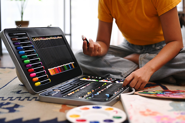 포토 JPG 해외이미지 여자 색연필 미술 한명 성인 물감 카펫 하반신 그리기 팔레트 그림 크레파스 가부좌 캔버스 정리 성인여자한명만 해외202309 해외포토 1 모션 문화예술 학용품 사람 앉기 미술도구 여자한명만 성인여자만 파일형식