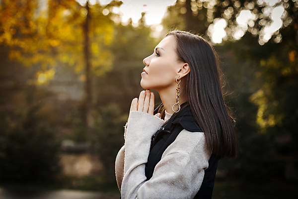 포토 JPG 해외이미지 계절 공원 여자 얼굴 잎 자연 갈색머리 따뜻함 한명 미소 성인 야외 햇빛 뷰티 귀걸이 산책 회색 낭만 가을 숲 9월 11월 스웨터 겨울옷 10월 해외202309 해외포토 식물 1 헤어스타일 옷 공공시설 컬러 컨셉 상의 겨울 장신구 휴식 표정 사람 신체부위 태양 날짜 생태계 파일형식