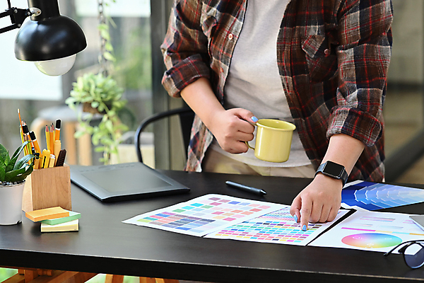 포토 JPG 해외이미지 식물 여자 화분 한명 들기 성인 사무실 연필 머그컵 스탠드 가리킴 업무 디자이너 포스트잇 연필꽂이 컬러리스트 성인여자한명만 해외202309 해외포토 컬러칩 직업 1 비즈니스 모션 문구용품 학용품 조명 사람 손짓 컵 필기구 메모지 작업 여자한명만 성인여자만 파일형식