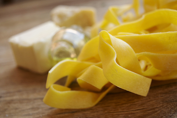 포토 JPG 해외이미지 치즈 파스타 사람없음 주먹 면 기름 강의 크림 날것 버터 성분 페투치네 핸드메이드 탈리아텔레 해외202309 해외포토 음식 모션 유제품 서양음식 파스타면 파일형식