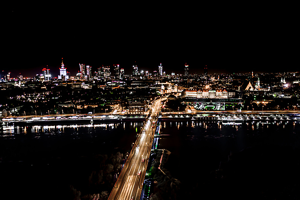 포토 JPG 해외이미지 유럽 여행 건축양식 하늘 지붕 휴가 조명 거리 주택 안테나 파노라마 풍경 사람없음 야외 건물 여름 도시풍경 여행객 탑 가을 도시 도심 야간 박물관 장면 타운 기념물 스카이라인 폴란드 구시가지 드론 랜드마크 수도권 옛날 조감도 해외202309 해외포토 자연요소 건축물 계절 건축 나라 통신 촬영기법 사람 지역 파일형식