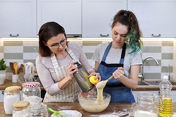 포토 JPG 해외이미지 서양인 여자 모녀 함께함 요리 들기 상반신 성인 두명 앞모습 10대 주방 앞치마 반죽 밀가루 넣기 여자만 해외202309 해외포토 외국인 딸 뷰포인트 컨셉 가족 모션 청소년 엄마 사람 가루 파일형식