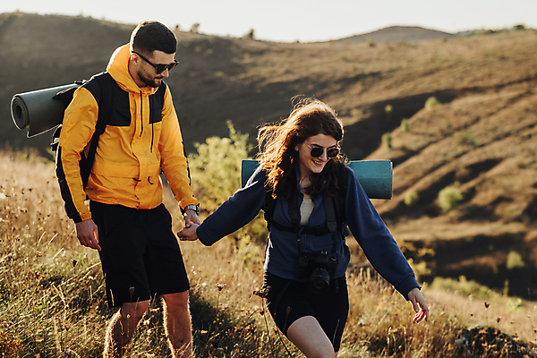 포토 JPG 해외이미지 백인 커플 행복 여행 2 배낭 관계 휴가 산 함께함 건강 야외 두명 친구 여행객 카메라 일몰 트래킹 하이킹 자유 디지털카메라 저녁 언덕 오르기 주말 하이커 해외202309 해외포토 서양인 감정 컨셉 가방 모션 레저 사람 전자제품 노을 야간 파일형식