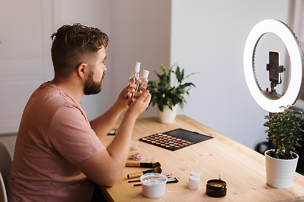 포토 해외이미지 남자 중년 전등 실내 한명 상반신 옆모습 스마트폰 화장 화장용품 방송 화장대 과정 리뷰 소셜네트워크 중년남자한명만 크리에이터 뷰티크리에이터 1인미디어 영상촬영 해외202309 해외포토 직업 1 뷰포인트 가구 컨셉 조명 사람 성인 내부 핸드폰 스마트기기 뷰티 촬영 미용용품 남자한명만 중년남자만 파일형식