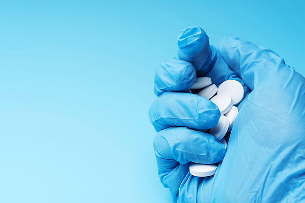 포토 JPG 해외이미지 직업 손 여자 과학 장갑 백그라운드 컨셉 손가락 건강 병원 사람 사람없음 치료 파란색 알약 약 의사 흰색 잡기 실험실 보호 질병 약국 준비 주기 보안 처방 고무 조제 고립 돌봄 라텍스 마약 약사 진통제 헬프 해외202309 해외포토 잡화 컬러 의학 모션 실험 안전 신체부위 의료진 도움 만들기 파일형식