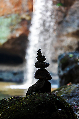 포토 JPG 해외이미지 공원 아시아 선 자연 사람없음 물 쌓기 탑 일본 화목 침묵 폭포 하이킹 젖음 바위 숲 심볼 명상 흔적 층 내추럴 돌무덤 해외202309 해외포토 자연요소 건축물 공공시설 나라 컨셉 모션 레저 소리 돌_바위 무덤 생태계 파일형식