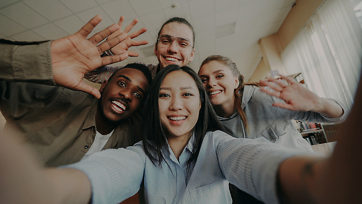포토 JPG 해외이미지 백인 학생 여자 교육 남자 행복 흑인 컨셉 학교 모바일 함께함 실내 미소 사람 동양인 여러명 책 친구 스마트폰 학습 스터디 우정 기쁨 그룹 찡그림 도서관 셀프카메라 대학교 온라인 소셜미디어 영상통화 1인칭시점 해외202309 해외포토 서양인 시선 감정 다수 관계 표정 인종 내부 핸드폰 스마트기기 사진촬영 통화 파일형식