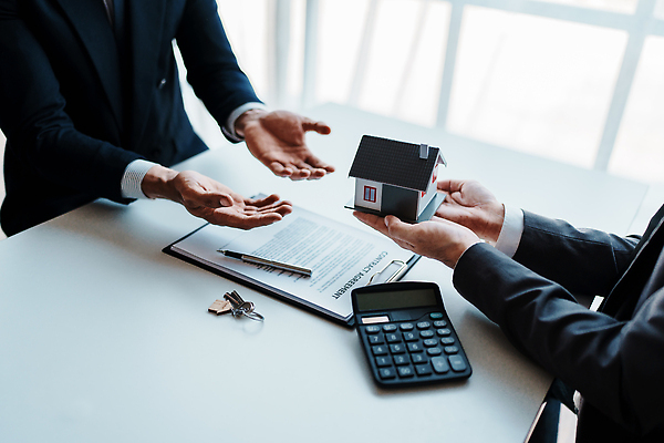 포토 JPG 해외이미지 남자 비즈니스 부동산 주택 들기 상반신 성인 두명 앞모습 옆모습 모형 거래 계산기 중개인 손내밀기 계약 문서 계약서 성인남자만 해외202309 해외포토 직업 뷰포인트 모션 문구용품 사람 손짓 건물 장비 재산 남자만 성인만 파일형식