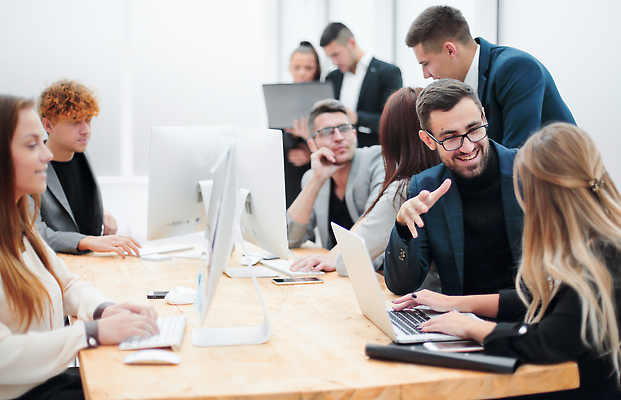 포토 JPG 해외이미지 직업 남자 인터넷 비즈니스 통신 협력 설계 노동자 직장 함께함 대화 서기 사람 여러명 노트북 컴퓨터 사무실 자료 정보 작업 비즈니스맨 그룹 계획 토론 종업원 책상 분석 동료 직원 경영자 온라인 청사진 경영 콜라보레이션 해외202309 해외포토 가구 다수 컨셉 회사 관계 모션 말하기 전자제품 직장인 리더 파일형식
