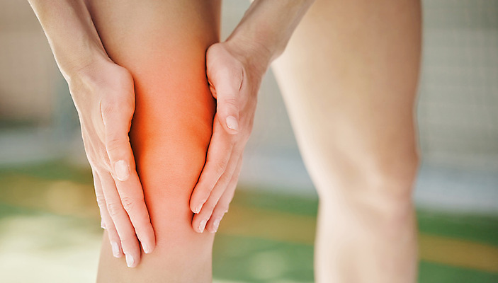 포토 JPG 해외이미지 손 신체부위 고통 하반신 잡기 상처 무릎 근육통 무릎통증 강조 해외202309 해외포토 감정 모션 사람 파일형식