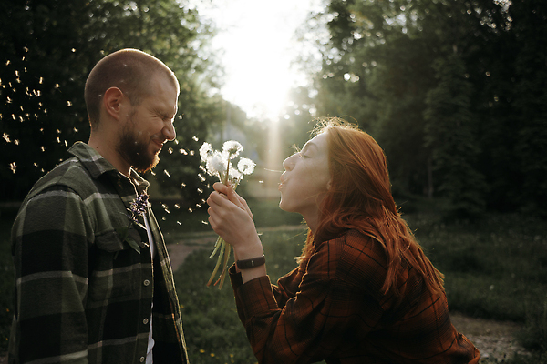 포토 JPG 해외이미지 백인 라이프스타일 커플 공원 여자 남자 행복 셔츠 데이트 관계 포옹 함께함 사랑 성인 두명 초록색 햇빛 태양 기쁨 날짜 열정 빨간머리 해외202309 해외포토 자연요소 서양인 헤어스타일 공공시설 감정 컬러 컨셉 상의 안기 사람 생활 파일형식