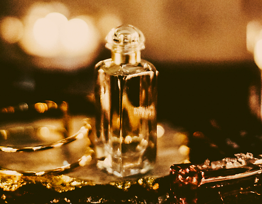 포토 JPG 해외이미지 유리 사람없음 노란색 반지 투명 분위기 고급 향수 보케 향수병 해외202309 해외포토 컬러 컨셉 장신구 재질 화장품 병_담는 파일형식