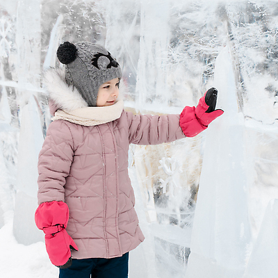 포토 JPG 해외이미지 백인 라이프스타일 계절 행복 얼굴 어린이 크리스마스 겨울 가족 자연 놀이 휴가 한명 웃음 사람 야외 걷기 냉동 얼음 목도리 추위 흰색 12월 니트 1월 손모아장갑 해외202309 해외포토 자연요소 서양인 1 잡화 기념일 감정 컬러 장갑 상의 관계 모션 표정 생활 신체부위 날짜 생태계 파일형식