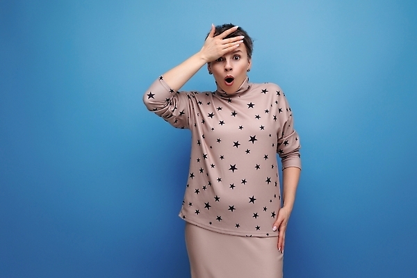 포토 JPG 해외이미지 백인 모델 헤어스타일 옷 여자 행복 유럽 백그라운드 셔츠 짧은머리 실내 한명 사람 성인 30대 치마 뷰티 유행 놀람 화려 행운 검은머리 블라우스 고립 스타일 해외202309 해외포토 서양인 1 감정 나라 컨셉 상의 하의 표정 내부 장년 파일형식