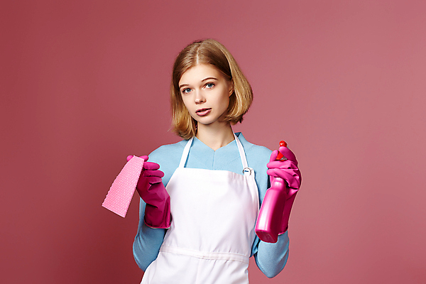 포토 JPG 해외이미지 여자 한명 들기 상반신 성인 앞모습 앞치마 청소 세제 준비 스프레이 고무장갑 걸레 성인여자한명만 해외202309 해외포토 1 뷰포인트 장갑 모션 사람 청소도구 고무 여자한명만 성인여자만 파일형식