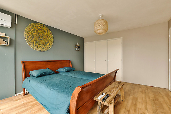 포토 JPG 해외이미지 탁자 사람없음 장식 인테리어 문 공간 방 침대 리모컨 나무바닥 벽장 해외202309 해외포토 디자인 가구 바닥 장롱 파일형식