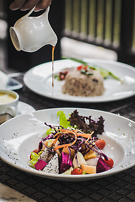 포토 JPG 해외이미지 전통 접시 음식 백그라운드 다이어트 토마토 채소 탁자 건강 요리 사람없음 초록색 요식업 식당 와인 식사 저녁식사 당근 샐러드 흰색 신선 맛 먹기 유기농 점심식사 뷔페 채식주의자 맛있는 해외202309 해외포토 식기 웰빙 산업 컬러 가구 컨셉 모션 뿌리채소 주류 상점 채식 파일형식