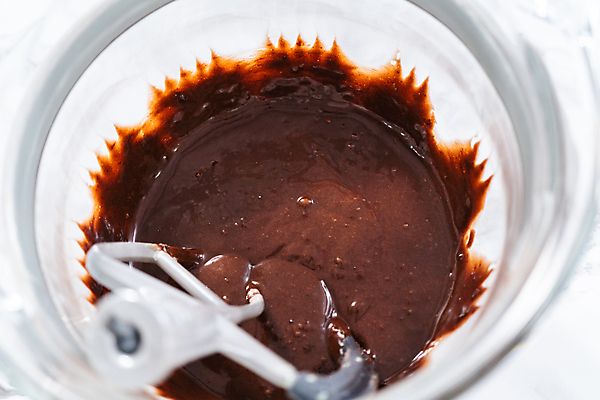 포토 JPG 해외이미지 음식 디저트 사탕 사람없음 케이크 주방 얼음 기계 사발 달콤 컵케이크 굽기 믹서 크림 섞기 페스츄리 프로스팅 해외202309 해외포토 자연요소 빵 사기그릇 맛 구이 제빵 파일형식