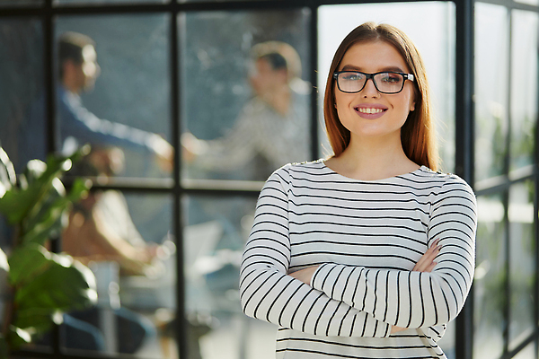 포토 JPG 해외이미지 직업 라이프스타일 응시 여자 남자 행복 무기 비즈니스 사업가 성공 협력 노동자 실내 한명 서기 미소 사람 성인 가로 사무실 뷰티 팔짱 비즈니스우먼 자신감 닫기 전문직 대표 스마트 동료 경영자 옷입기 경영 접기 정중 해외202309 해외포토 1 시선 감정 컨셉 관계 모션 표정 내부 생활 직장인 리더 파일형식
