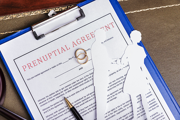 포토 JPG 해외이미지 직업 커플 여자 종이 결혼 백그라운드 돈 비즈니스 가족 관계 결혼식 관리 사랑 협상 사람 사람없음 사무실 펜 반지 황금 계약 사인 문서 법 공정 일반 서명 변호사 블러 이혼 증명서 해외202309 해외포토 감정 장신구 이벤트 필기구 재산 파일형식