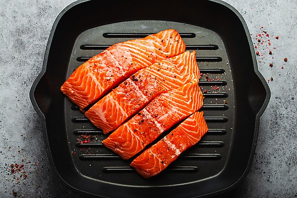 포토 JPG 해외이미지 사람없음 하이앵글 프라이팬 연어요리 해외202309 해외포토 음식 뷰포인트 주방용품 연어 파일형식