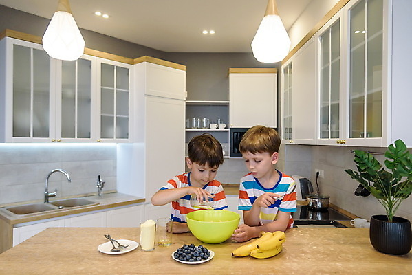 포토 JPG 해외이미지 백인 라이프스타일 행복 어린이 음식 크리스마스 2 과일 학교 가족 탁자 디저트 주택 요리 사람 소년 두명 뷰티 쿠키 케이크 주방 요리사 앞치마 빵집 아기 달콤 굽기 준비 반죽 만들기 밀가루 걸음마 남동생 제빵사 페스츄리 해외202309 해외포토 서양인 직업 교육 기념일 남자 감정 빵 가구 관계 모션 건물 생활 상점 맛 가루 구이 동생 파일형식