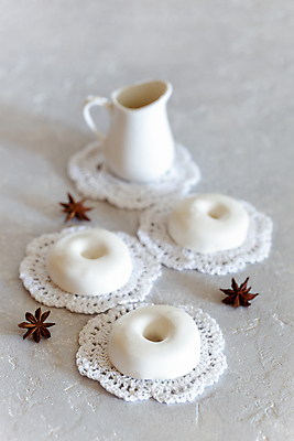 포토 JPG 해외이미지 모양 전통 디자인 계절 음식 백그라운드 재료 디저트 요리 사람없음 빛 태양 맑음 프랑스 흰색 반지 원형 스페인 도넛 달콤 맛 인쇄 설탕 굽기 향신료 레시피 프랑스어 구성 스페인어 전문 줄서기 해외202309 해외포토 자연요소 도형 문자 유럽 컬러 컨셉 장신구 모션 날씨 구이 향미료 파일형식