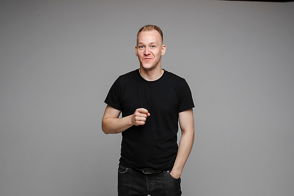 포토 JPG 해외이미지 백인 1 라이프스타일 응시 남자 감정 여유 얼굴 포즈 백그라운드 성공 실내 한명 서기 사람 성인 뷰티 카메라 검은색 회색 분노 표현 자신감 스마트 싱글 내추럴 고립 해외202309 해외포토 서양인 시선 컬러 컨셉 모션 내부 생활 신체부위 전자제품 파일형식