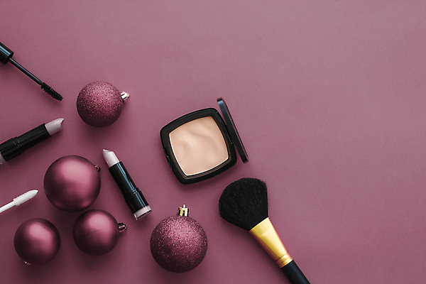 포토 JPG 해외이미지 사람없음 하이앵글 보라색 화장품 오브젝트 메이크업브러쉬 오너먼트 카피스페이스 해외202309 해외포토 뷰포인트 컬러 크리스마스장식 뷰티 공백 붓 파일형식