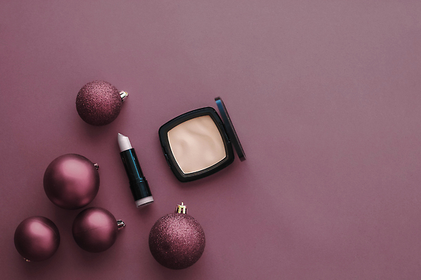 포토 JPG 해외이미지 사람없음 하이앵글 보라색 화장품 오브젝트 오너먼트 카피스페이스 해외202309 해외포토 뷰포인트 컬러 크리스마스장식 뷰티 공백 파일형식