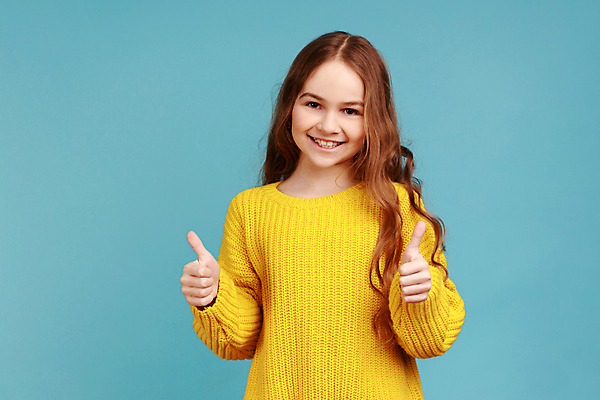 포토 JPG 해외이미지 스튜디오촬영 백인 여자 행복 어린이 손가락 성공 실내 관리 한명 웃음 사람 놀람 기쁨 엄지손가락 최고 행운 끝 시원함 만족 흥분 파란배경 긍정 보여주기 순위 감탄 고립 더블 동의 승인 승자 우수 해외202309 해외포토 서양인 1 손 감정 백그라운드 컨셉 모션 표정 내부 파란색 절기 파일형식