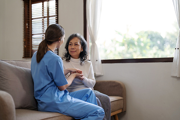 포토 JPG 해외이미지 백인 직업 손 여자 노년 행복 할머니 컨셉 가족 주택 함께함 건강 병원 사랑 사람 성인 두명 약 건강관리 믿음 환자 간호사 의사 잡기 도움 질병 장애인 은퇴 간호 서비스 간병인 돌봄 옛날 지원 헬프 해외202309 해외포토 서양인 감정 의학 관계 모션 관리 건물 신체부위 의료진 장애 파일형식